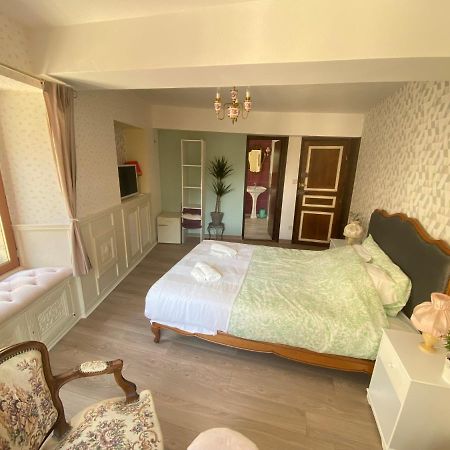 La Maison Du Paon- Josselin Aparthotel ภายนอก รูปภาพ