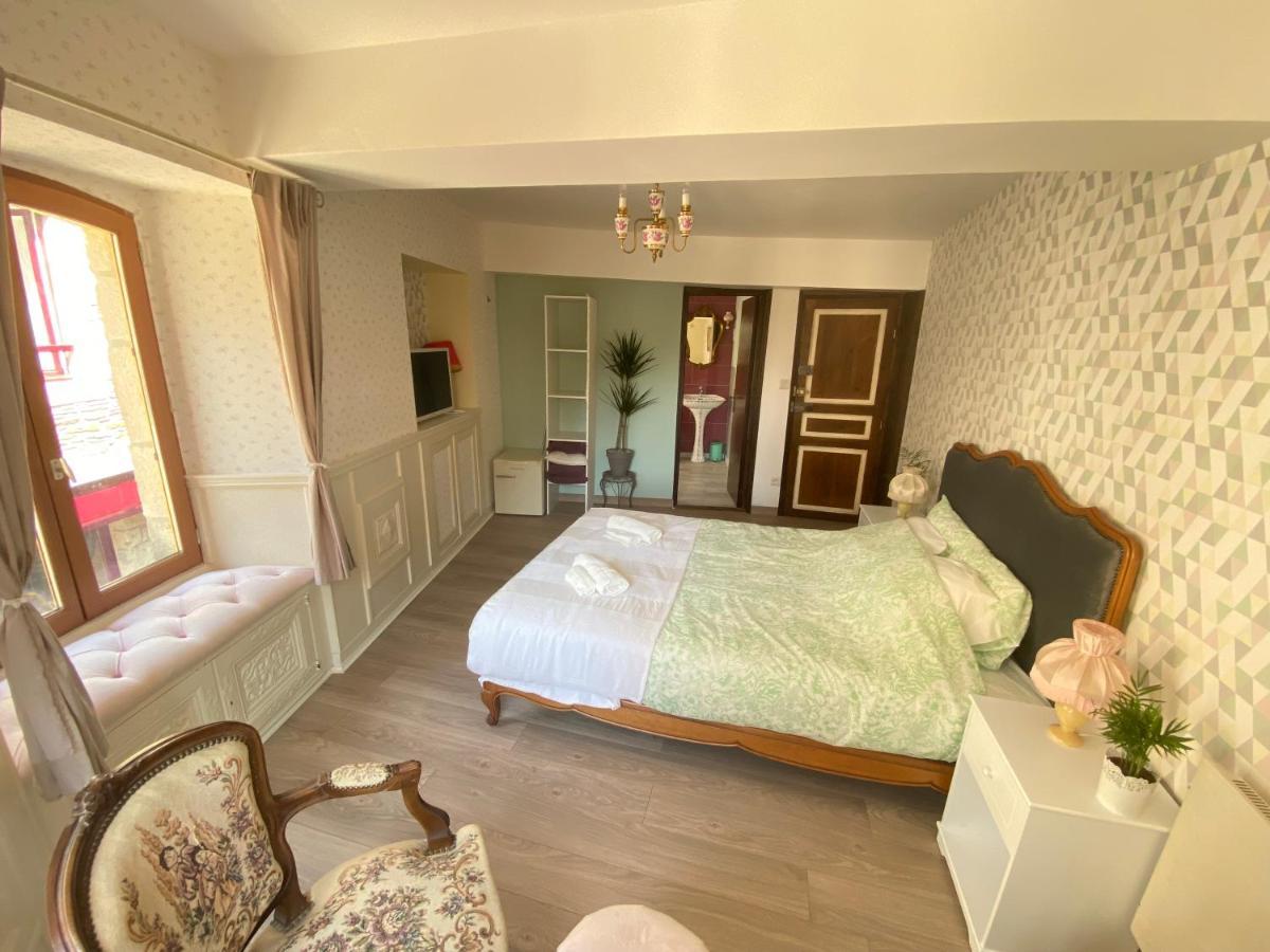 La Maison Du Paon- Josselin Aparthotel ภายนอก รูปภาพ