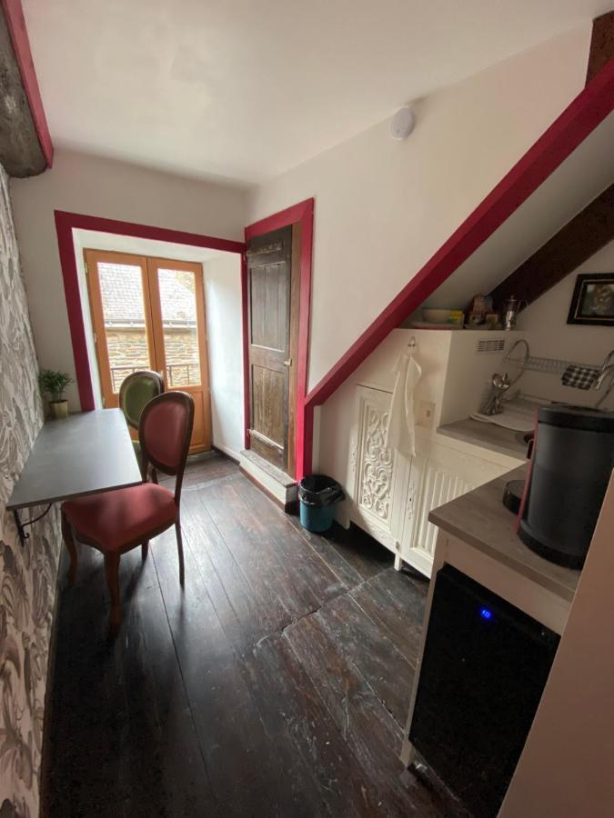 La Maison Du Paon- Josselin Aparthotel ภายนอก รูปภาพ